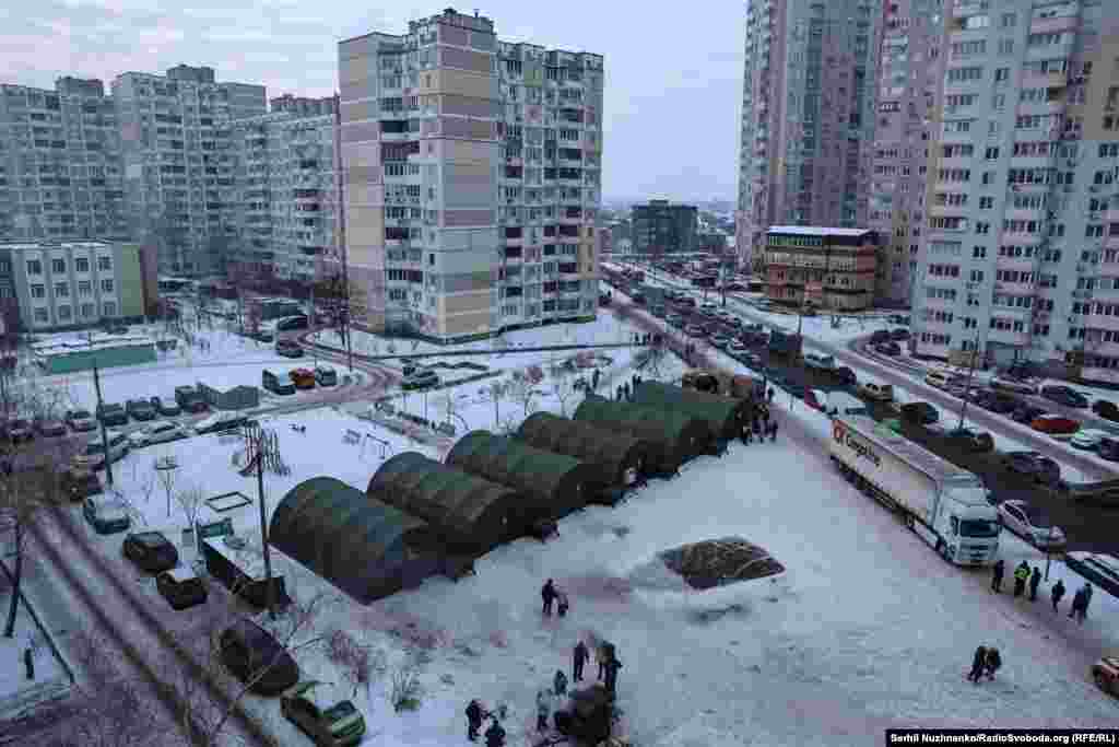 А це – наметове містечко для обігріву людей, яке розгорнула ДСНС на Троєщині
