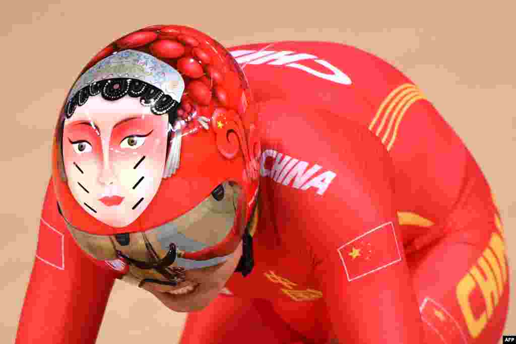 دوچرخه سوار چینی با کلاهی منحصر به فرد.