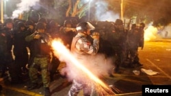 Полиция аларды ташбараңга алган демонстранттарга от бүркүүдө. Амазон дарыясынын куймасындагы Белем шаары. 20-июнь 2013