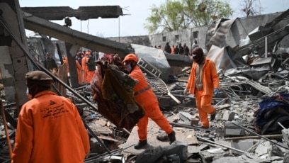 Sute de persoane au murit la un spital din Kabul lovit de un atac aerian pakistanez, spun talibanii afgani