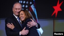 Kamala Harris (în fotografie: alături de soțul ei, Douglas Emhoff) este prima femeie de culoare cu șanse reale la a deveni președintele Statelor Unite ale Americii.