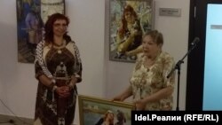 Елена Баймяшкина (слева)