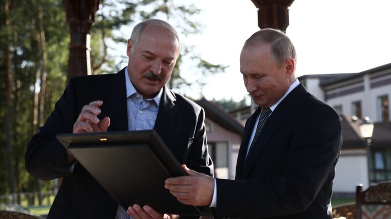 Мировая пресса: «Путин решил помочь Лукашенко сбежать из Беларуси в Россию?»