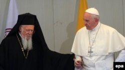 Papa Françesku dhe Patriarku Bartholomew I i Kostandinopojës. 