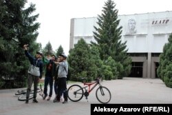 Одна из команд делает обязательное фото на фоне найденного объекта. В данном случае это Театр русской драмы имени Михаила Лермонтова. Алматы. 13 сентября 2015 года.