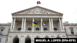 Український прапор біля будівлі парламенту Португалії, Лісабон, 21 квітня 2022 року