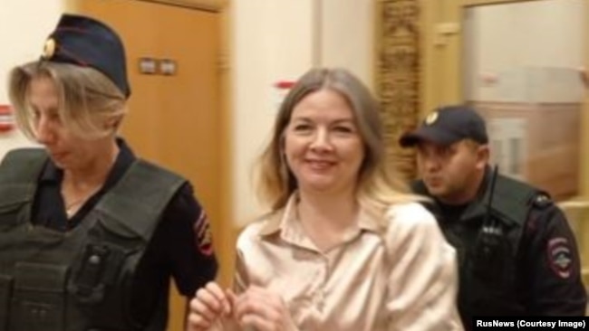 Olga Komleva në korridorin e sallës së gjyqit