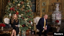 აშშ-ის პრეზიდენტი დონალდ ტრამპი და პირველი ლედი მელანია პასუხობენ ბავშვების სატელეფონო ზარებს შეკითხვებით, სად იმყოფება სანტა კლაუსი