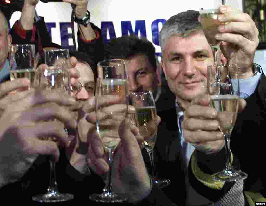 Members of the Democratic Party of Serbia celebrate Djindjic&#39;s election victory in Belgrade on December 24, 2000. He took office as prime minister one month later.