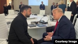 Președintele ucrainean, Volodimir Zelenski, și președintele SUA, Donald Trump, discută la summitul G7 de la Evian-les-Bains, Franța, pe 16 iunie.