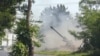 Тайские военные ведут огонь в сторону Камбоджи, Сурин, Таиланд, 25 июля 2025 года