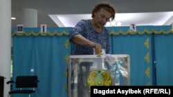 Олмаотада янги парламент — Қурултой депутатлари сайловида овоз бериш жараёни. 2026 йил 23 август.