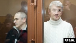 Михаил Ходорковский и Платон Лебедев в суде, 2009 год