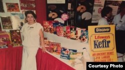 Počeci firme Lifeway, Ludmila Smolyansky​ promoviše kefir na jednom američkom sajmu, 1986.