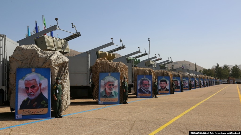 صفی از محمولههای موشکی سپاه پاسداران انقلاب اسلامی