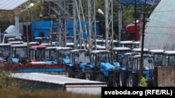 Трактары МТЗ на складзкіх пляцоўках. Архіўнае фота