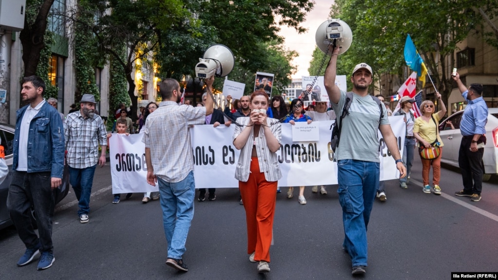 “ჩვენ გვინდა საქართველო, სადაც ადამიანის ღირსება იქნება დაცული. ეს პროტესტი იქნება ყველა ქუჩაზე, ყველა უბანში, ყველა ქალაქში, ვიდრე არ გაიმარჯვებს საქართველო და არ ჩამოიშლება რეჟიმი..." - აცხადებდნენ აქციის მონაწილეები.