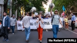“ჩვენ გვინდა საქართველო, სადაც ადამიანის ღირსება იქნება დაცული. ეს პროტესტი იქნება ყველა ქუჩაზე, ყველა უბანში, ყველა ქალაქში, ვიდრე არ გაიმარჯვებს საქართველო და არ ჩამოიშლება რეჟიმი..." - აცხადებდნენ აქციის მონაწილეები.