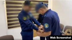 Маңғыстау облысындағы қайғылы оқиғадан кейін полицияның әскери қызметкерлерді ұстаған сәті. 25 қыркүйек 2026 жыл. ІІМ видеосынан скриншот.