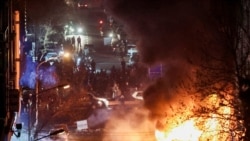 Mașini arse pe o stradă în timpul unui protest față de prăbușirea valorii monedei, la Teheran, Iran, 8 ianuarie 2026.