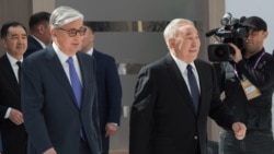 Экс-президент Казахстана Нурсултан Назарбаев (справа) и его ставленник Касым-Жомарт Токаев на полях Астанинского экономического форума. Нур-Султан, 16 марта 2019 года.