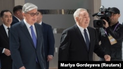 Казакстандын президенти Касым-Жомарт Токаев жана биринчи президент Нурсултан Назарбаев Нур-Султан шаарындагы экономикалык форумда, 16-май 2019-жыл. 