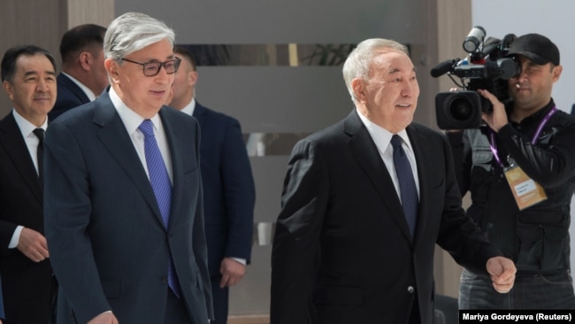 Kazahstanski predsednik Kasim-Žomart Tokajev (levo) sa svojim prethodnikom Nursultanom Nazarbajevim