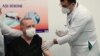 Recep Tayyip Erdoğan török elnök megkapja a Sinovac koronavírus elleni vakcinát az Ankarai Városi Kórházban, Törökországban, 2021. január 14-én. 