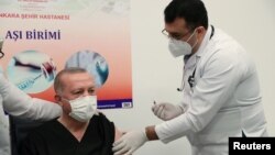 Президент Турции Реджеп Тайип Эрдоган прививается вакциной Sinovac от коронавируса, произведенной в Китае. Анкара, 14 января 2021 года.