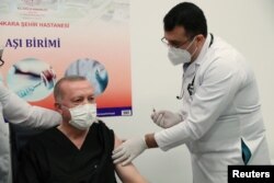 Ankara: președintele Turciei, Recep Tayyip Erdogan s-a vaccinat cu CoronaVac pe 14 ianuarie 2021.