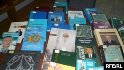 Книги писателя Нурсултана Назарбаева (иллюстративное фото).