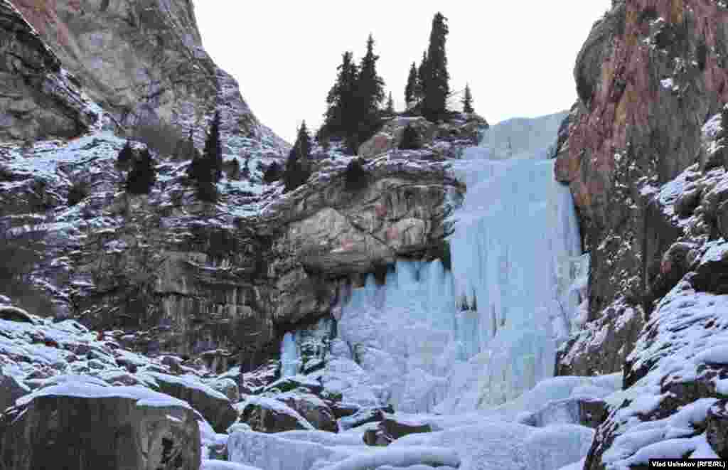 Замерзшие водопады в горах Тянь-Шаня. Кыргызстан.