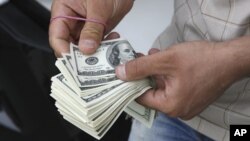 تزايد الطلب على الدولار في السوق العراقية