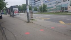 Crvena boja na trotoaru ko znak za bezbedan razmak na stanicama gradskog prevoza u Beogradu. Ggradske vlasti označili su mere za stajanje, po pravilima fizičkog distanciranja u cilju borbe protiv korona virusa. Zabeleženo 6. maja 2020.