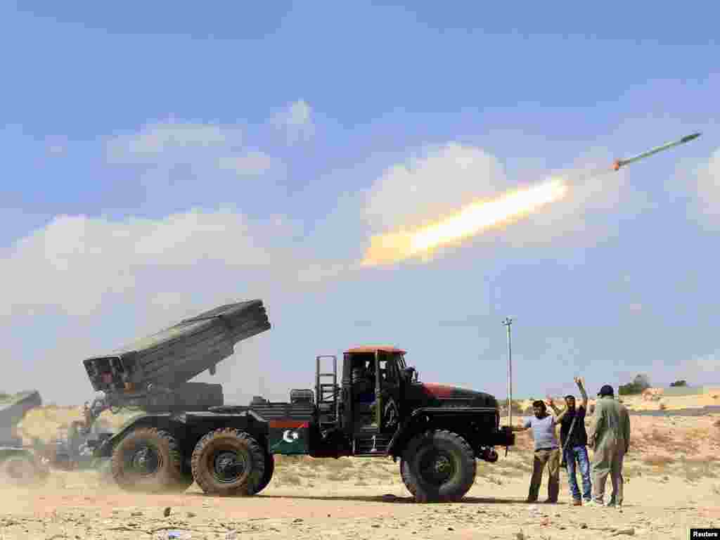 Лівійські повстанці запускають ракети з зенітно-ракетного комплексу «Град» поблизу міста Місрата, яке вже кілька місяців перебуває в облозі урядових сил, 17 червня.Photo by Zohra Bensemra for Reuters