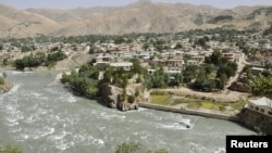 Намое аз шаҳри Файзобод, маркази маъмурии вилояти Бадахшони Афғонистон. Акс аз бойгонӣ.