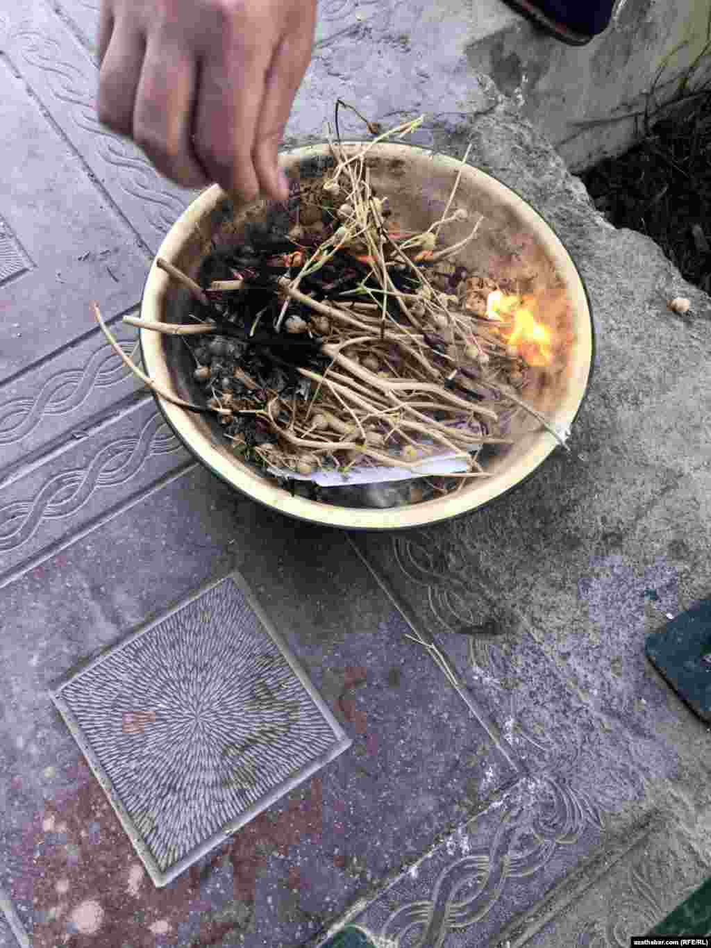 Türkmen häkimiýetleri, şol sanda prezident Gurbanguly Berdimuhamedow COVID-19-dan goranmak üçin ýüzärligi tütetmegi maslahat berdi. Koronawirus pandemiýasynyň tutuş dünýä ýaýramagyna garmazdan, türkmen häkimiýetleri ýurtda &quot;wirusyň ýokdugyny&quot; öňe sürýärler.