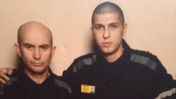 Заключенный ИК-5 Идрис Вачаев (слева)