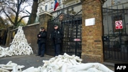 Русиянең Лондондагы илчелеге каршында сугшыка каршы протест чарасы