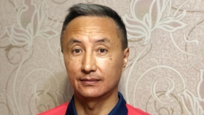 Үстел астынан еңкейдім, оның ақ трусисы көрінді. Порно.