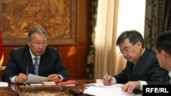 The late Medet Sadyrkulov (center right), the former chief of the Kyrgyz Presidential Office, in a meeting with then-President Kurmanbek Bakiev.