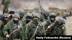 Российские военные в селе Перевальное, 5 марта 2014 года