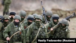 Российские военные без опознавательных знаков (так называемые «зеленые человечки») в селе Перевальное, Крым, 5 марта 2014 года
