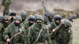 Российские военные без опознавательных знаков под украинской военной частью в Перевальном, Крым, 5 Марта 2014 года