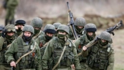 «Почта Рапопорта»: кому и за что, возможно, платило ведомство Суркова за подрыв ситуации в Украине 3 Российские военные без опознавательных знаков под украинской военной частью в Перевальном, Крым, 5 Марта 2014 года