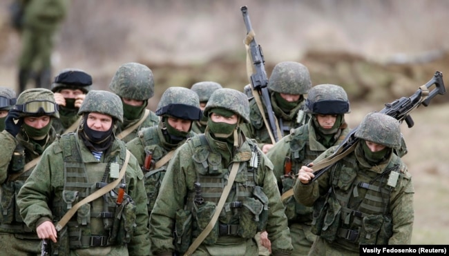 Российские военные без опознавательных знаков в Симферополе 5 марта 2014 года