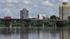 Un camion pe podul care leagă cele două maluri ale Nistrului între orașele Rezina și Râbnița.