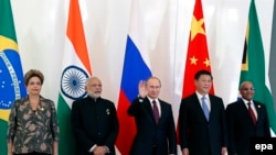 Turkey -- Brazil's President Dilma Rousseff (L), Indian Prime Minister Narendra Modi (2-L), Russian President Vladimir Putin (C), Chinese President Xi Jinping (2-R) and South African President Jacob Zuma (R) pose during a family photo during the BRICS le