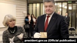 Президент України Петро Порошенко тримає в руках оригінал Конституції України авторства гетьмана Пилипа Орлика, архівне фото, Швеція, листопад 2016 року