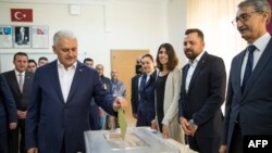 Kryeministri turk Binali Yildirim duke votuar në referendum